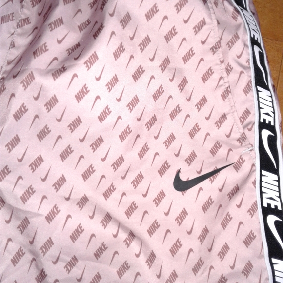 Nike Sportswear REPEAT logo lined shorts mens sz S champagne/black - Picture 9 of 10